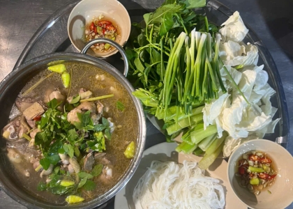 quan-an-chua-thai-son-nui-cau-co-tu-quan-huong-vi-que-nha-niu-chan-du-khach